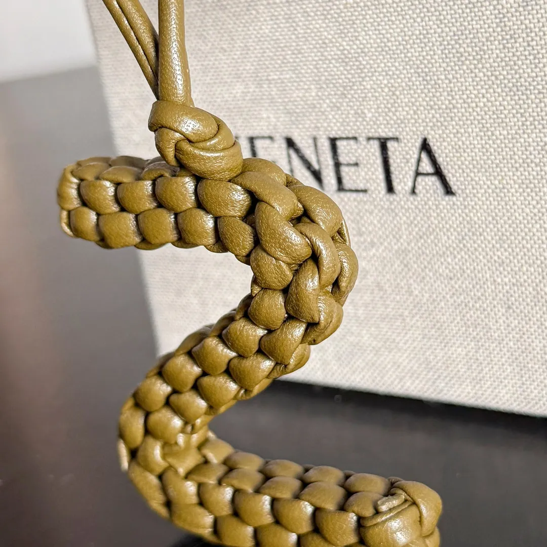 Batch 420 Let’s see what new cute little thing BV has released~ It’s this letter pendant, which is different from the puppy pendant. The weaving of this letter is more three-dimensional, and the material is very solid, and it is not easy to deform even if it is folded. Style number: Z